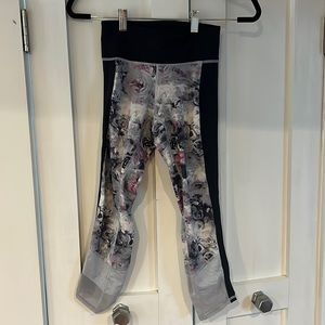 Lululemon crops 2 No flaws. Navy with floral print